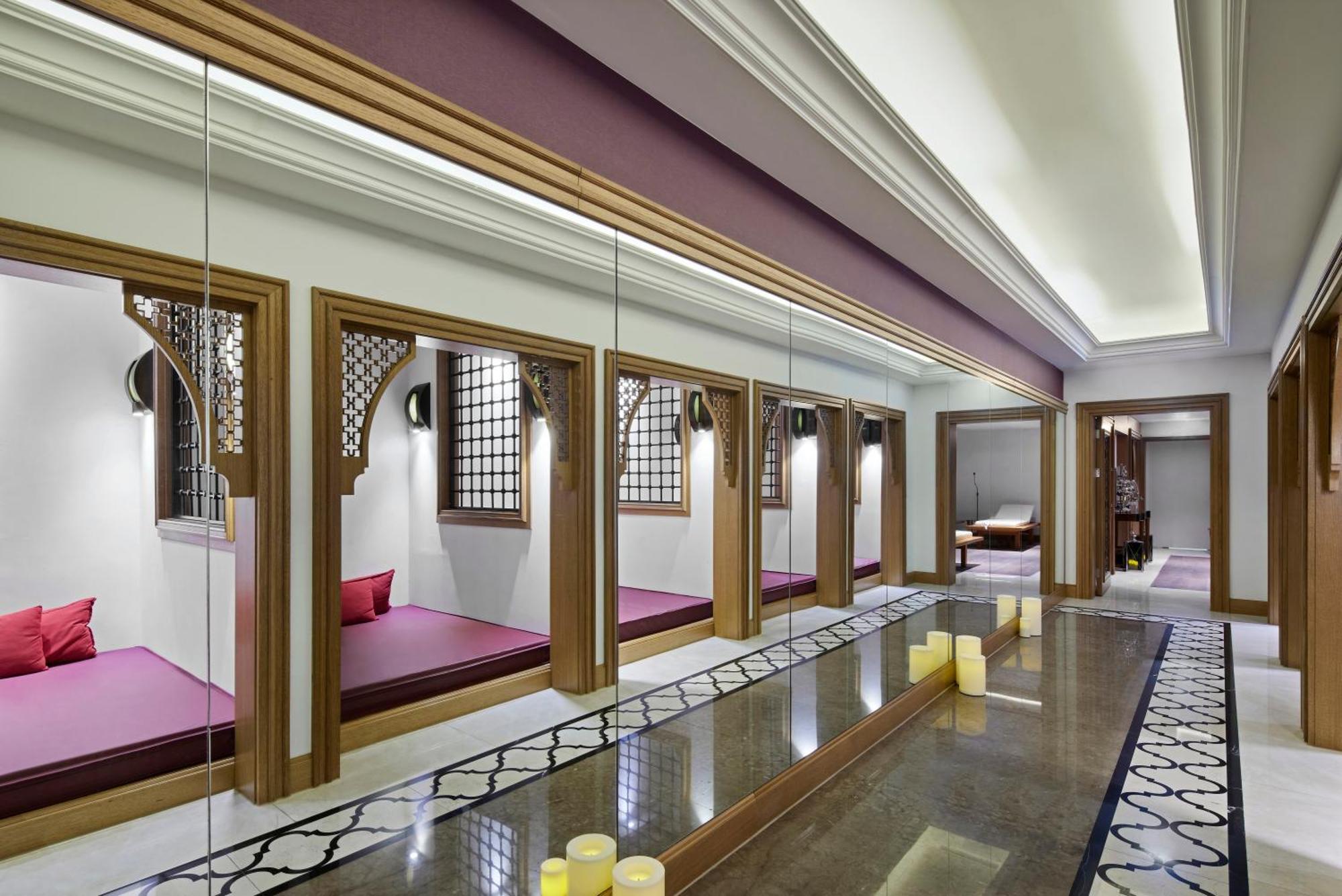 ไททานิค เกนดาร์เมนมาร์ค เบอร์ลิน โฮเทล Hotel ภายนอก รูปภาพ The photo shows a beautifully designed interior space that appears to be a relaxation or spa area. The room features multiple niches with cushioned seating in a deep purple color, each adorned with pillows. There are decorative elements, including or