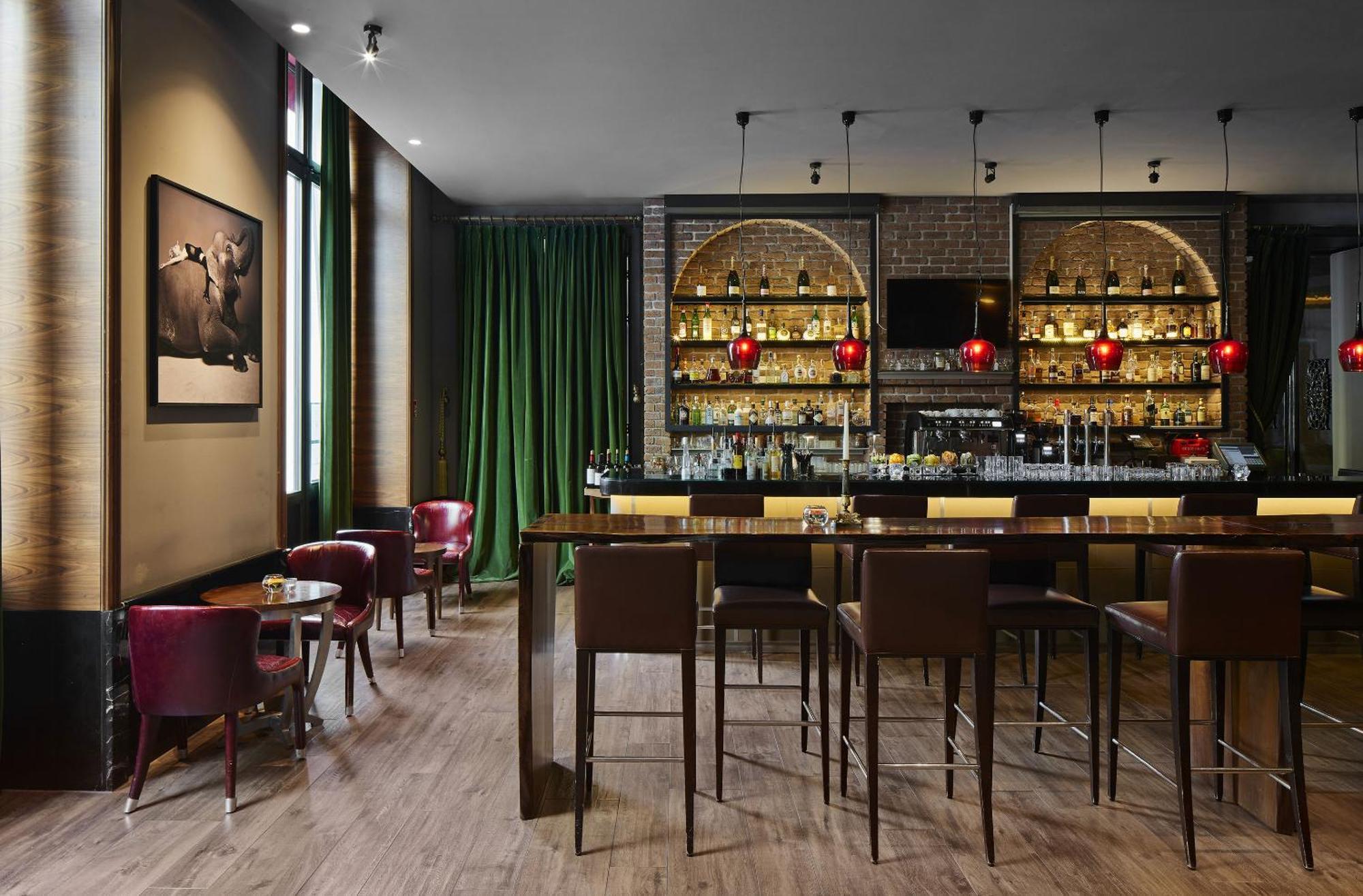 ไททานิค เกนดาร์เมนมาร์ค เบอร์ลิน โฮเทล Hotel ภายนอก รูปภาพ The bar at the hotel