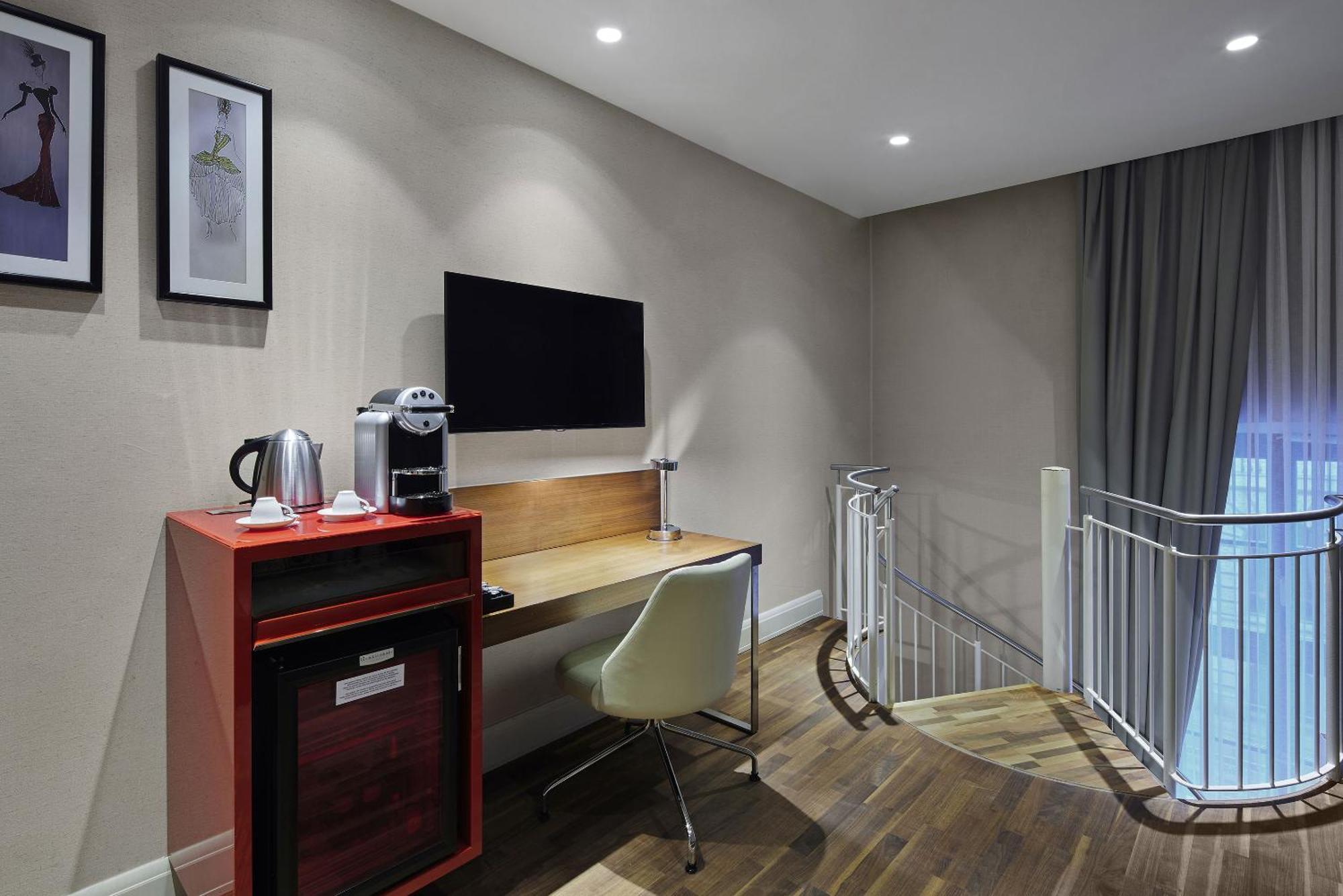 ไททานิค เกนดาร์เมนมาร์ค เบอร์ลิน โฮเทล Hotel ภายนอก รูปภาพ A room at the hotel