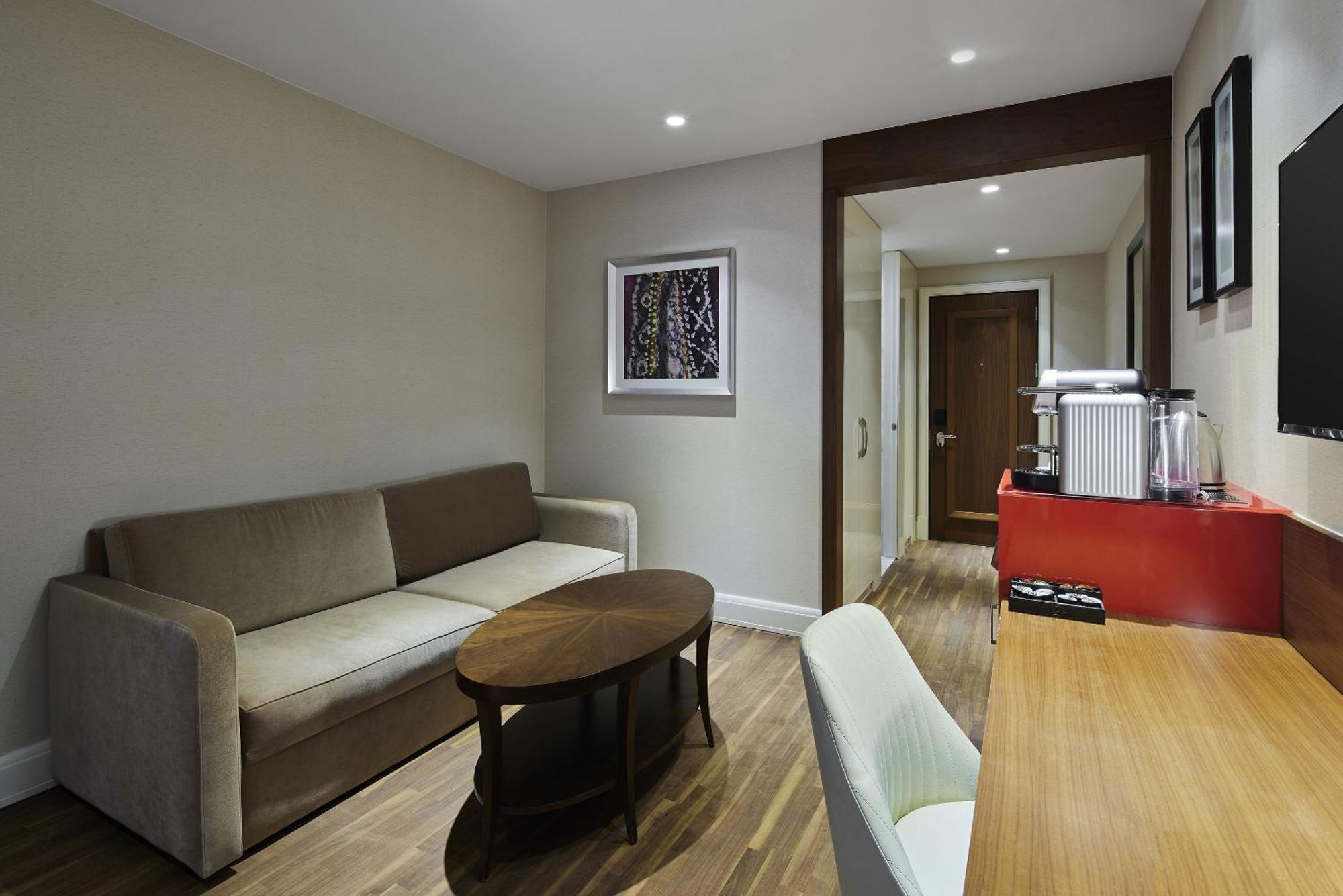 ไททานิค เกนดาร์เมนมาร์ค เบอร์ลิน โฮเทล Hotel ภายนอก รูปภาพ A typical room at the hotel