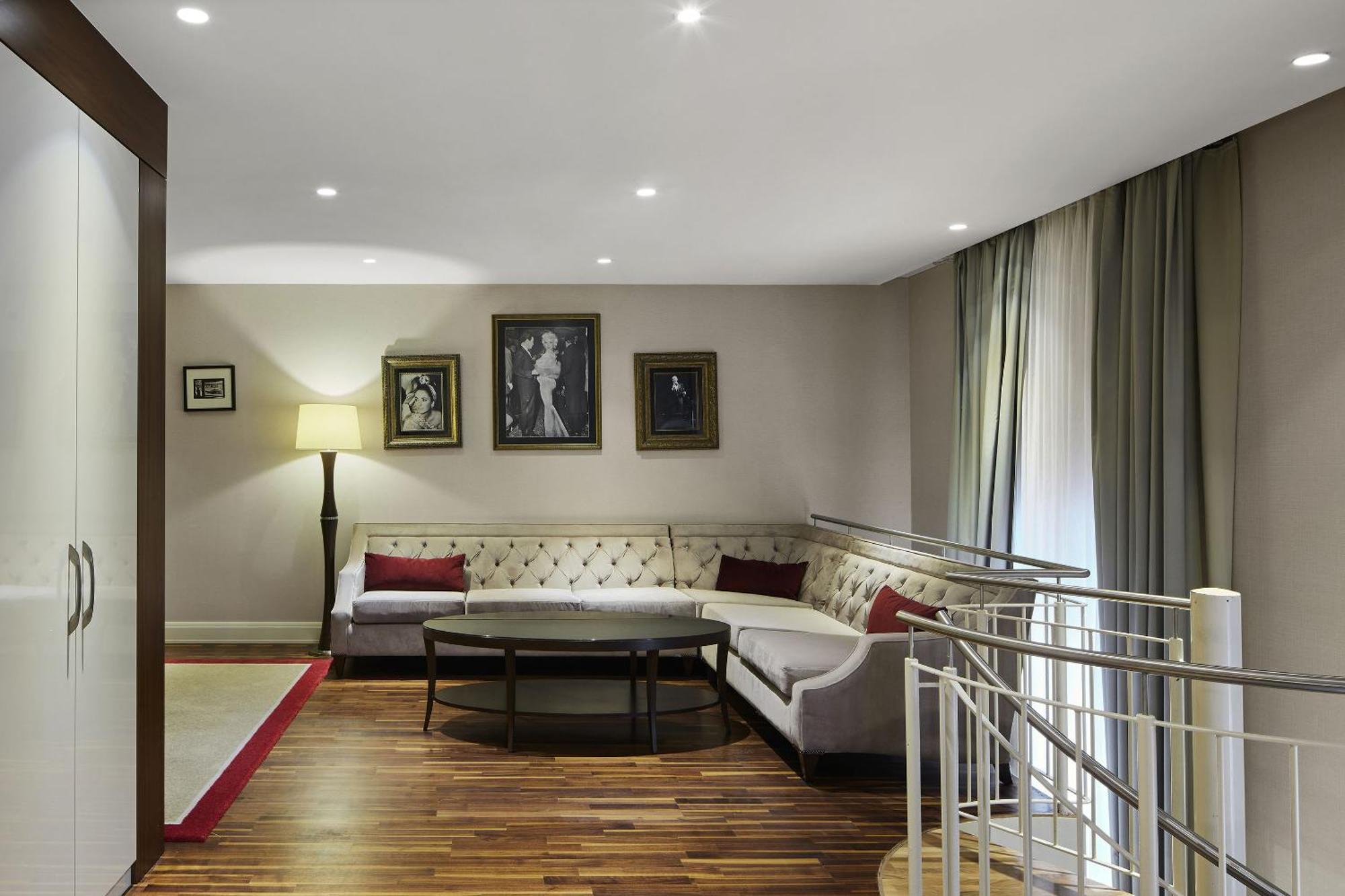 ไททานิค เกนดาร์เมนมาร์ค เบอร์ลิน โฮเทล Hotel ภายนอก รูปภาพ A living room in a suite at the hotel