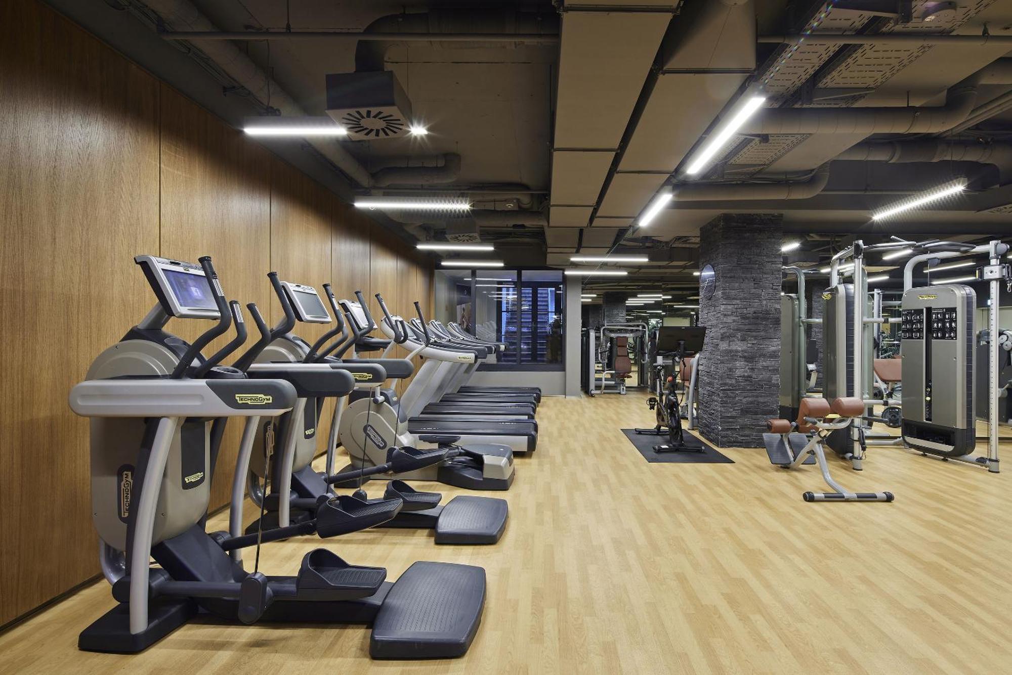 ไททานิค เกนดาร์เมนมาร์ค เบอร์ลิน โฮเทล Hotel ภายนอก รูปภาพ The gym at the hotel