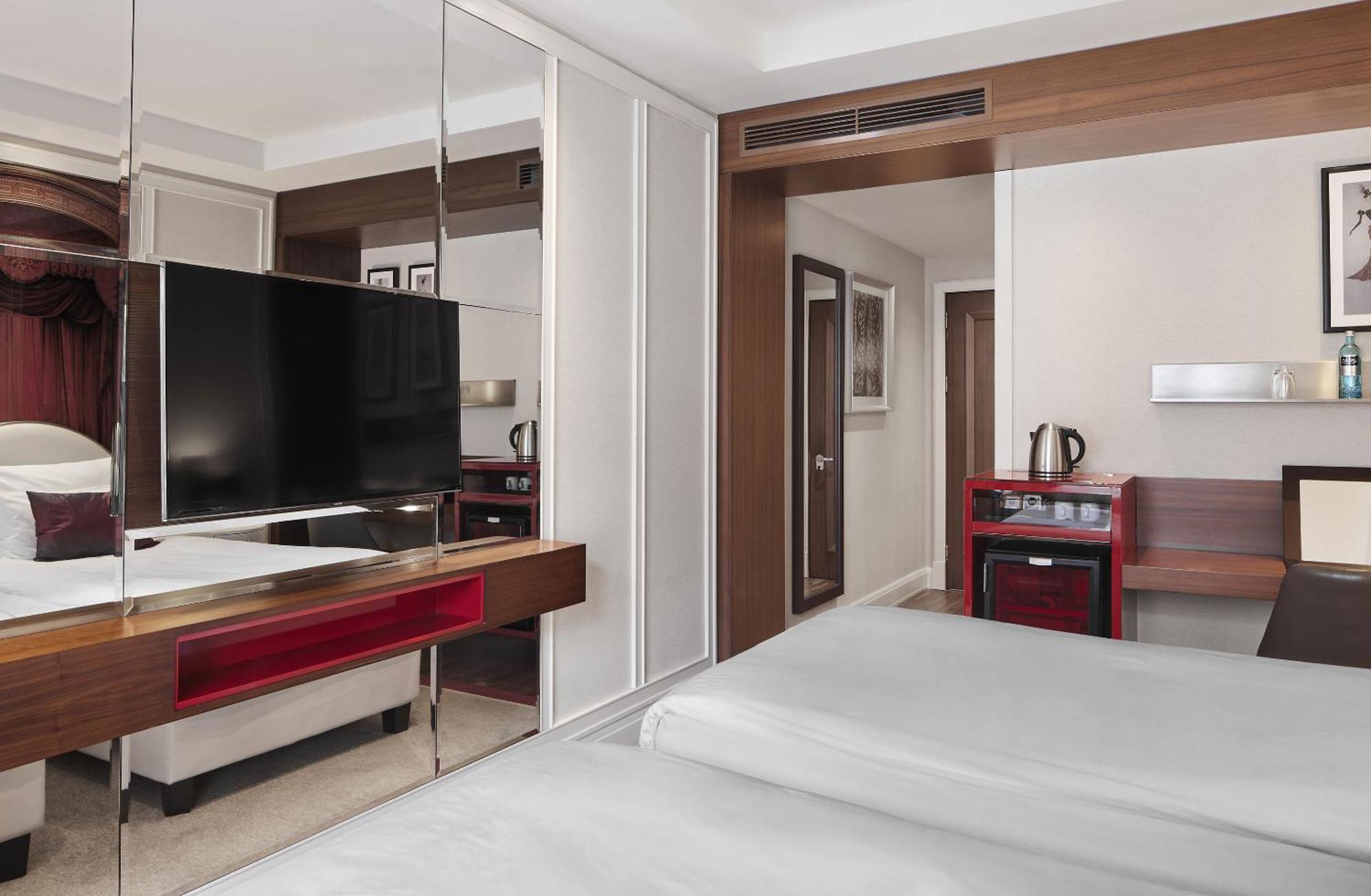ไททานิค เกนดาร์เมนมาร์ค เบอร์ลิน โฮเทล Hotel ภายนอก รูปภาพ A room at the hotel